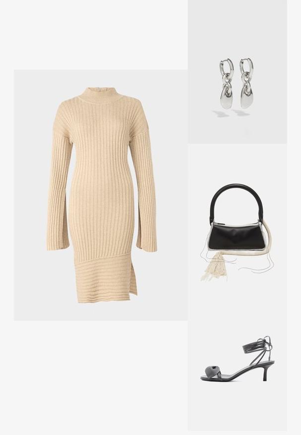 Beige ribbet strikkjole med en mock neck, lange ærmer med en løs pasform og en sideslids ved kanten, der viser et struktureret design.; Grå læder sandal med hæl, knyttet rem ved tæerne og snørebånd, der vikles om anklen, på slank mellemhøj hæl mod hvid baggrund.; Sort lædertaske med et afrundet håndtag, sølv lynlås, hvid pelskant og en lang cremet kvast hæftet på forsiden.; Sølvøreringe med forlængede ovale led, der har en poleret overflade og en struktureret dråpevedhæng. Enkel design med glatte kanter.
