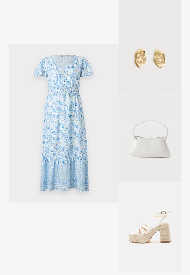 Robe maxi bleue à motif paisley avec de courtes manches bouffantes, en V, taille élastique et une jupe à volants. Le tissu présente des motifs floraux.; Sandale à plateforme blanche avec talon et semelle en corde tressée, trois brides avant et une bride à la cheville avec une boucle argentée.; Sac à main en cuir tressé blanc avec poignée arrondie et extrémités de lanière nouées, présenté sur un fond uni.; Paire de boucles d'oreilles en métal doré brillant, de forme irrégulière, avec une surface froissée et lisse sur un fond clair uni.