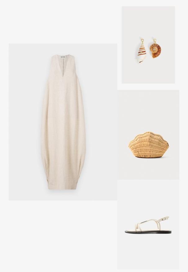 Lichtbeige mouwloze jurk met een V-hals, textuurstof en een oversized pasvorm, met geplooide details aan de zijkanten. Merklabel bovenaan.; Beige platte sandaal met dunne riempjes, zilverkleurig accent op het bovenste riempje en verstelbare gesp op het enkelriempje, zwarte zool.; Geweven rotan handtas in de vorm van een sint-jakobsschelp met natuurlijke lichtbruine kleur en afgeronde, gestructureerde randen.; Asymmetrische oorbellen met schelpenhangers, gouden studs met pareltoppen en kleine ingelegde heldere edelstenen op elke schelp.