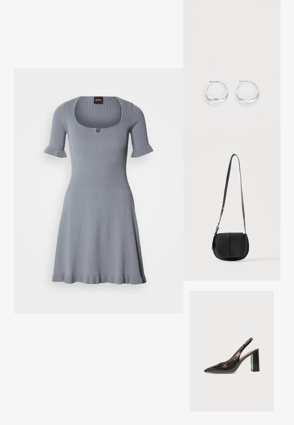 Rippiertes kurzärmeliges Kleid in hellgrau, mit einem quadratischen Ausschnitt und einem ausgestellten Saum, einem taillierten Oberteil und strukturiertem Stoff.; Schwarzer Leder-Damenslingback-Schuh mit spitzer Zehenpartie und dickem hohem Blockabsatz vor weißem Hintergrund.; Schwarze strukturierte Leder-Umhängetasche mit abgerundetem Boden, Frontklappe und verstellbarem Schulterriemen mit Metallschnalle.; Silberne Creolen mit glänzender Oberfläche und DKNY-Logo, vor einem schlichten weißen Hintergrund präsentiert.