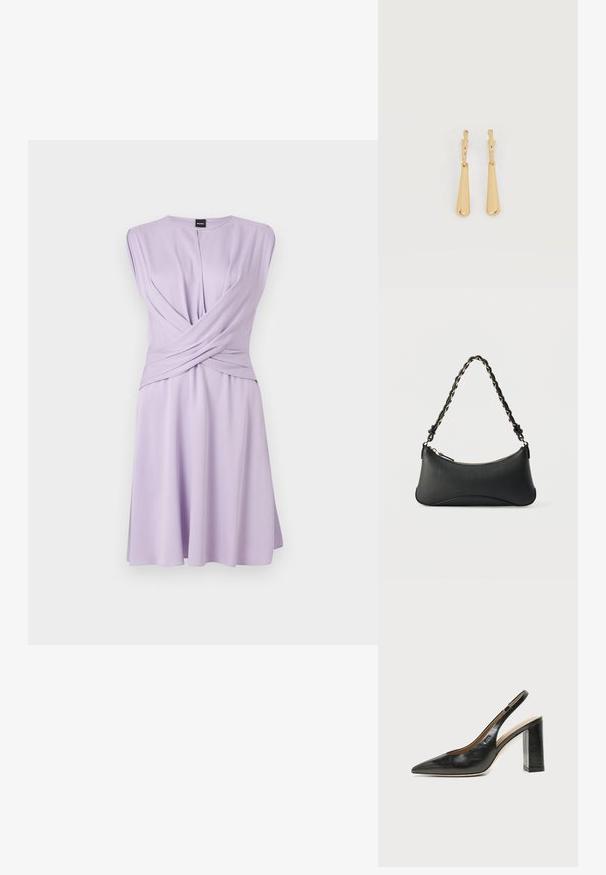 Robe lilas sans manches avec un détail noué à la taille, un col rond et une jupe fluide longueur genou sur un fond uni.; Chaussure slingback en cuir noir à bout pointu avec un talon bloc haut et une doublure intérieure beige sur un fond clair uni.; Sac à bandoulière en cuir noir de forme rectangulaire incurvée, avec une chaîne dorée tissée dans la bandoulière noire tressée et une fermeture éclair sur le dessus.; Boucles d'oreilles pendantes en ton or avec des pendentifs lisses en forme de goutte allongée suspendus à de petites attaches en forme d'anneau sur un fond blanc.