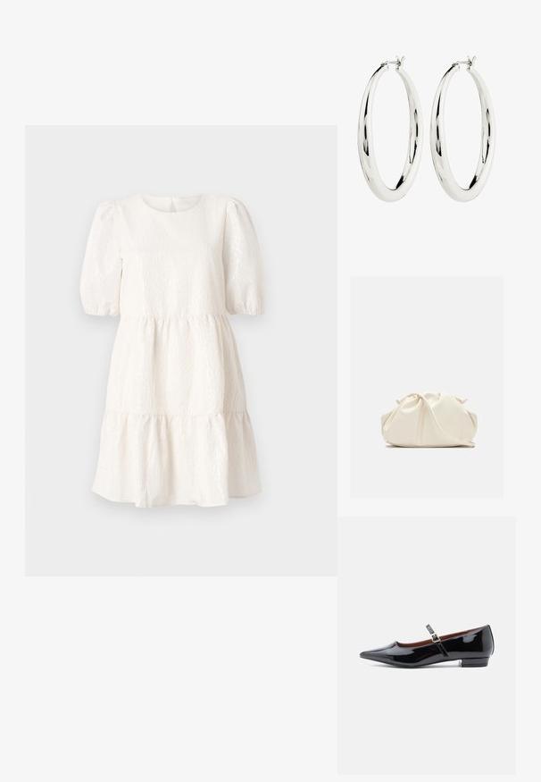 Witte textuur jurk met een ronde hals, korte pofmouwen en een gelaagde, gerimpelde zoom. Beschikt over een sluiting aan de achterkant.; Zwarte gepatineerde leren Mary Jane ballerina met spitse neus en kleine hak, voorzien van een verstelbare band met een gouden gesp.; Zachte, crèmekleurige leren clutch met geplooid, gerimpeld ontwerp en een dunne schouderriem die vooraan op een effen achtergrond ligt.; Zilveren creool oorbellen met een gladde, reflecterende oppervlak. Ronde, grote vorm met een veilige sluiting aan de bovenkant. Gepolijste afwerking toont de glans.
