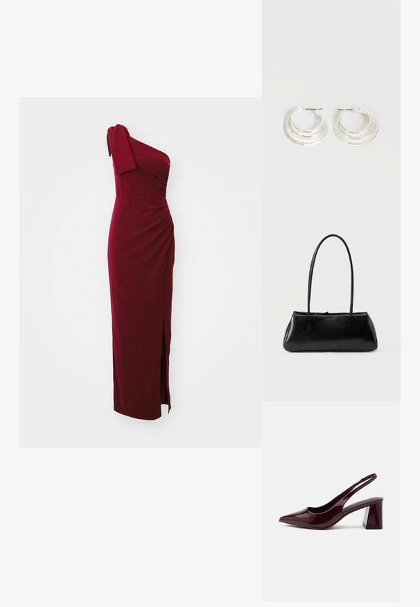 Bordeauxfarvet en-skulderkjole, tætsiddende bodice med drapering, sideslidsdetalje og blød tekstur. Kort ærme med knudeaccent. Lang længde.; Blank mørk burgundy slingback-pumpe med spids tå og blokhæl, set fra siden på en hvid baggrund.; Sort rektangulær skuldertaske med lange tynde stropper og en glat, blank tekstur på en ensfarvet baggrund.; Sølv hoop øreringe med tre lagdelte halvcirkelformede bånd, hvoraf det ene er udsmykket med små klare krystaller på en lys baggrund.