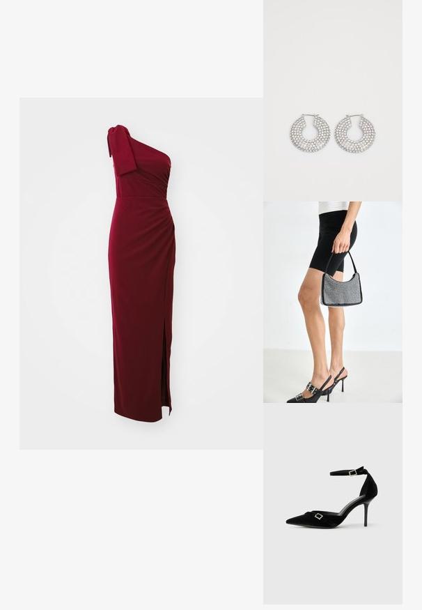 Ein ärmelloses burgunderfarbenes Kleid, tailliert mit Drapierungen, mit seitlichem Schlitz und weicher Textur. Kurzes Sleeve mit Knotenakzent. Lange Länge.; Schwarzer Samt-High-Heel mit spitzem Zehenbereich, Knöchelriemen mit einer Schnallenakzentuierung und einem eleganten, glänzenden Stiletto-Absatz.; Schwarze Perlen-Handtasche mit geschwungener Silhouette, Tragegriff und glänzender Textur. Kombiniert mit schwarzen High Heels und enganliegenden schwarzen Shorts.; Silberne Creolen, verziert mit mehreren klaren Kristallverzierungselementen, mit einer strukturierten Oberfläche und einem offenen, kreisförmigen Design.
