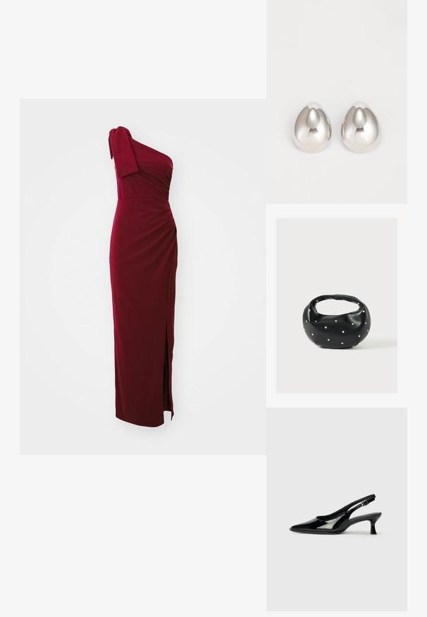 Ein ärmelloses burgunderfarbenes Kleid, tailliert mit Drapierungen, mit seitlichem Schlitz und weicher Textur. Kurzes Sleeve mit Knotenakzent. Lange Länge.; Schwarze Lackleder Slingback-Schuhe mit spitzem Zehenbereich und niedrigem Blockabsatz. Verstellbarer Riemen mit Schnalle am Knöchel.; Schwarze Lederhandtasche mit abgerundeter Form, verziert mit silbernen Nietenakzenten und kurzem Griff. Glatte Struktur und Reißverschlussverschluss.; Silberne metalliche Ohrcuffs mit einem glatten, abgerundeten Design, das einer Träne ähnelt, mit einer reflektierenden Oberfläche und nahtlosem Finish.