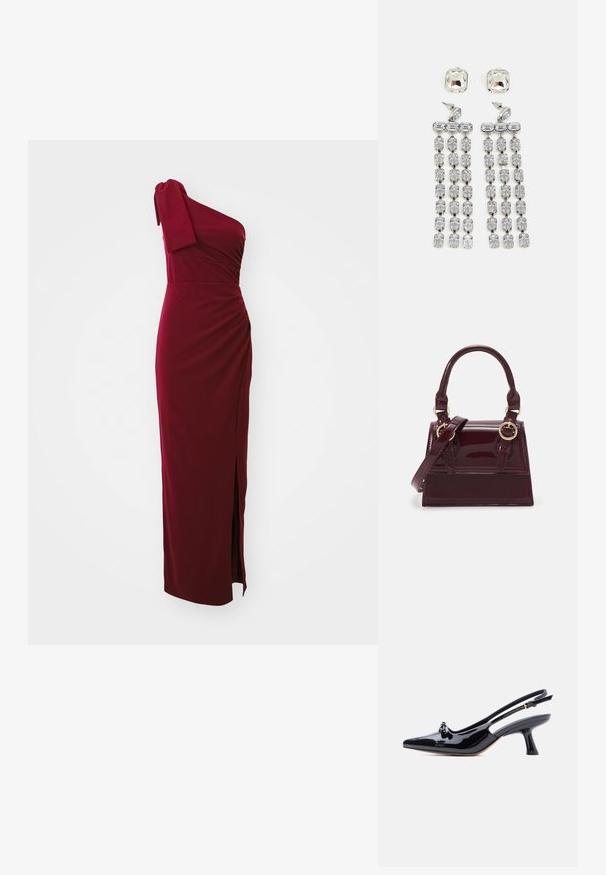 Bordeauxfarvet en-skulderkjole, tætsiddende bodice med drapering, sideslidsdetalje og blød tekstur. Kort ærme med knudeaccent. Lang længde.; Sort laklæder slingback-sko med spids tå, lille knudedetalje og udvidet mellemhøj hæl på hvid baggrund.; Burgunderfarvet patentlæder håndtaske med en struktureret form, dobbelt håndtag og justerbar rem. Har guldfarvet metaldele og syede detaljer.; Krystal dråbeøreringe med sølvfarvet hardware, der har en kvadratisk stud og kaskader af rektangulære og oktagonale krystaller.