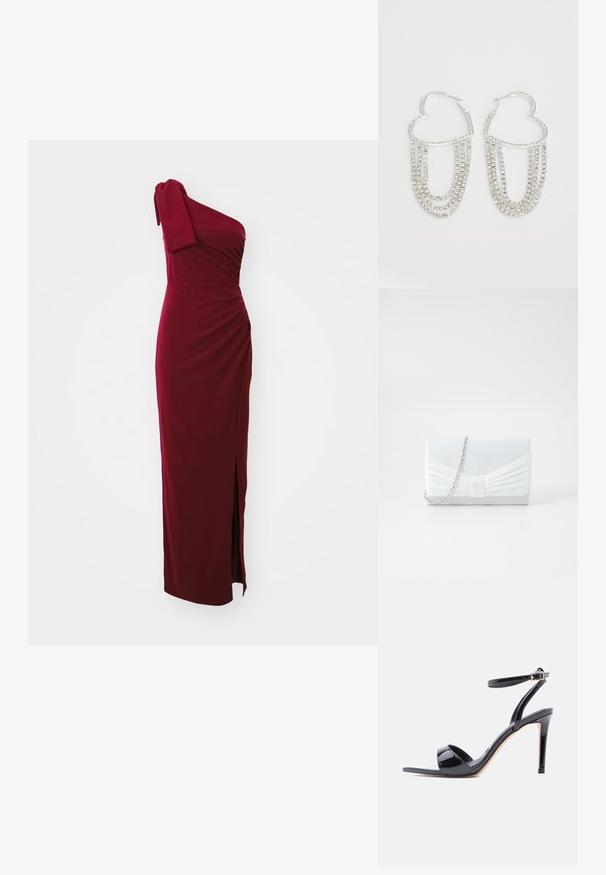 Bordeauxfarvet en-skulderkjole, tætsiddende bodice med drapering, sideslidsdetalje og blød tekstur. Kort ærme med knudeaccent. Lang længde.; Sort laklæder højhælet sandal med åben tå, ankrem og spænde, vist fra siden på en hvid baggrund.; Lyseblå clutchtaske med plisseret design. Har en rektangulær form, kædestrop og en glat tekstur med en central accent.; Sølv hoops i hjerteform, prydet med hængende strenge af klare rhinsten for ekstra glans og struktur.