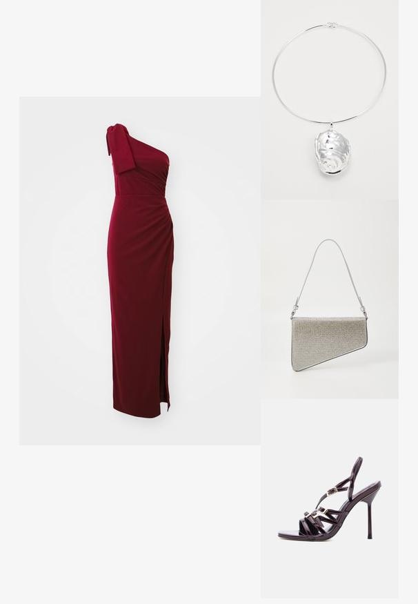Bordeauxfarvet en-skulderkjole, tætsiddende bodice med drapering, sideslidsdetalje og blød tekstur. Kort ærme med knudeaccent. Lang længde.; Sort højhælet sandal i laklæder med tre frontremme, guldlåse og en slank ankelrem på hvid baggrund.; Clutch taske med en trekantet form, dækket af sølvfarvet mesh-stof. Har en tynd, justerbar rem og metalhardware detaljer.; Sølv halskæde med en stor muslingependant, der har glatte, reflekterende overflader og intrikate teksturer. Enkel rund kæde-design.