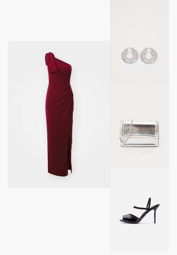 Bordeauxfarvet en-skulderkjole, tætsiddende bodice med drapering, sideslidsdetalje og blød tekstur. Kort ærme med knudeaccent. Lang længde.; Sort lakåben peep-toe højhælet sandal med tynde stropper omkring anklen og vristen mod en ensartet lys baggrund.; Sølvmetallic clutchtaske med en glat overflade, klaffelukning og kædestropp. Har et struktureret rektangulært design og syninger som detaljer.; Sølvøreringe med flere klare krystaludsmykninger, med en struktureret overflade og et åbent rundt design.