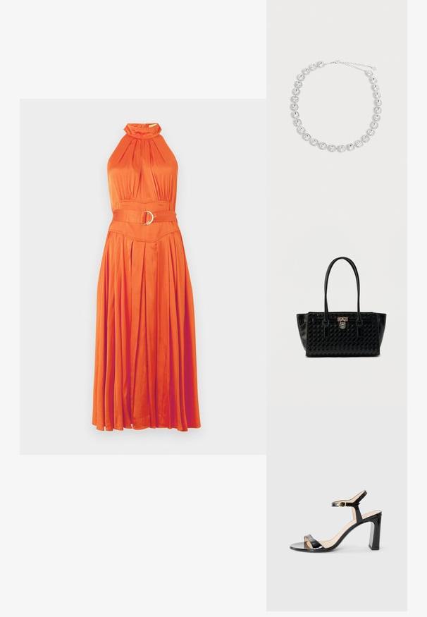 Orangenes Halterkleid mit plissiertem Rock, gerafftem Ausschnitt und einem taillierten Bund mit einer runden Schnalle. Eleganter, glatter Stoff.; Schwarze lackledersandalen mit hohen Absätzen und einem Knöchelriemen, offener Zehenpartie und eckigem Absatz. Glatte Textur und minimalistisches Design.; Schwarze Leder-Shopper-Tasche mit gewebter Textur, zwei Griffen und einer silbernen Schlossverzierung vorne. Geräumig mit schlankem Design.; Silberne Halskette mit gleichmäßig verteilten quadratischen klaren Edelsteinen, umgeben von kleineren funkelnden Steinen und einem verstellbaren Kettenverschluss.