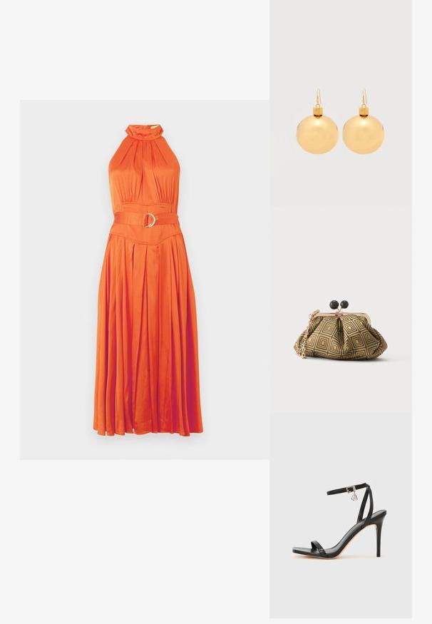 Oranje halterjurk met een geplooide rok, verzamelde halslijn en een ceintuur met een cirkelvormige gesp. Glad, soepel stof.; Zwarte sandaal met hoge hak, smalle enkelband, vierkante neus, soepel leermateriaal en metalen gespsluiting.; Kleine clutch tas met goud-zwart geometrisch patroon, goudkleurig metalen frame, zwarte bolsluiting en een korte gouden kettingband.; Een paar glanzende gouden kerstbal-oorbellen met haaksluitingen op een effen witte achtergrond.