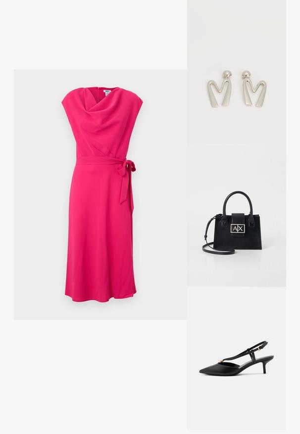Fuchsiové šaty s dĺžkou po kolená, s krkom typu cowl, krátkymi rukávmi a viazaným pásom. Hladká tkanina s voľným strihom.; Čierne kožené slingback topánky s nízkym kitten opätkom, špicatou špičkou, úzkym T-pásikom, nastaviteľnou prackou a malou zlatou ozdobou na pásiku.; Čierna kožená kabelka s pevnou konštrukciou, hornými rúčkami a odnímateľným ramenným popruhom. Obsahuje logovú dosku v striebornom tóne a hladký povrch.; Pár strieborných kovových náušníc v tvare uhľovitého písmena M s zaoblenými zapínaniami na bielom pozadí.