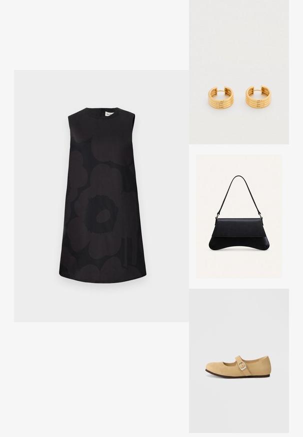 Zwart mouwloos jurkje met een bloemenpatroon in verschillende tinten zwart. Ronde halslijn en A-lijn silhouette met een rits aan de achterkant.; Tan suede Mary Jane-schoen met een ronde neus, een enkele band met een zilveren gesp en een platte rubberen zool.; Zwarte leren handtas met een gebogen bodem, klepsluiting en enkele dunne schouderriem tegen een effen lichte achtergrond.; Oorbellen met goudkleurige hoepels met meerdere gestapelde banden, een gladde textuur en een klein scharnier voor sluiting.