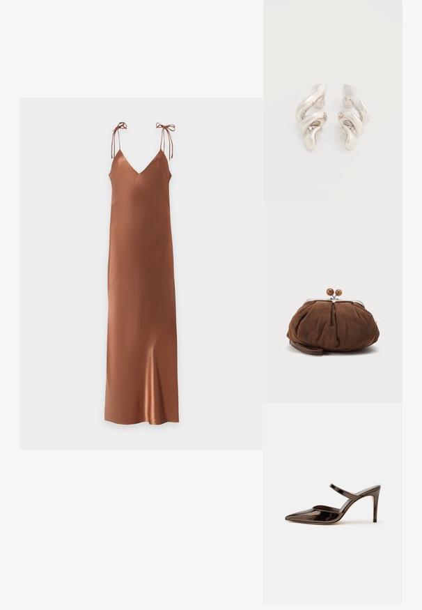 Longue robe nuisette en satin marron avec fines bretelles nouées aux épaules et un décolleté en V sur un fond uni et clair.; Mule à talon haut marron foncé brillant à bout pointu avec une fine bride sur le coup de pied sur fond blanc uni.; Petit sac poignet en daim marron doux avec cadre en métal argenté et boules rondes marron de fermeture sur fond clair uni.; Boucles d'oreilles clips en métal argenté torsadé avec une finition lisse et brillante, présentant un design moderne et abstrait en spirale.