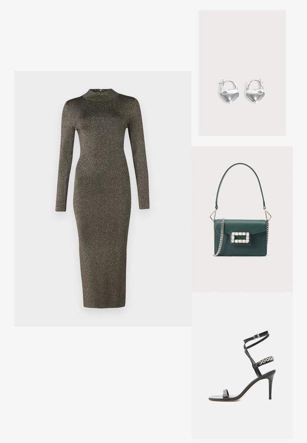 Langermige, aansluitende midi-jurk van donker metallic stof met een opstaande kraag. Gladde textuur en minimale details. Kleurverloop van donker naar licht.; Zwarte sandaal met hoge hak, smalle enkelband, middenvoetband versierd met zilveren schakels en een open teenontwerp.; Donkergroene rechthoekige handtas met een enkele bovenste handgreep, zilveren kettingriem en een rechthoekige strassgesp op de voorflap.; Paar glanzende zilveren oorringen in de vorm van een hangslot in hartvorm met kleine sleutelgatdetails op een effen lichte achtergrond.