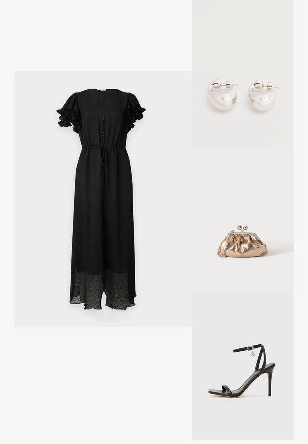 Robe noire avec décolleté en V, manches courtes à volants, boutonnière à l'avant et taille à cordon ; tissu texturé et longueur au sol.; Sandale à talon haut noire avec une bride étroite à la cheville, bout carré, cuir lisse et accent de boucle métallique.; Petit sac pochette métallique dorée avec fermoir argenté et chaîne sur un fond clair uni.; Paire de boucles d'oreilles argentées brillantes et épaisses avec fermoirs à tige, sur fond blanc uni.
