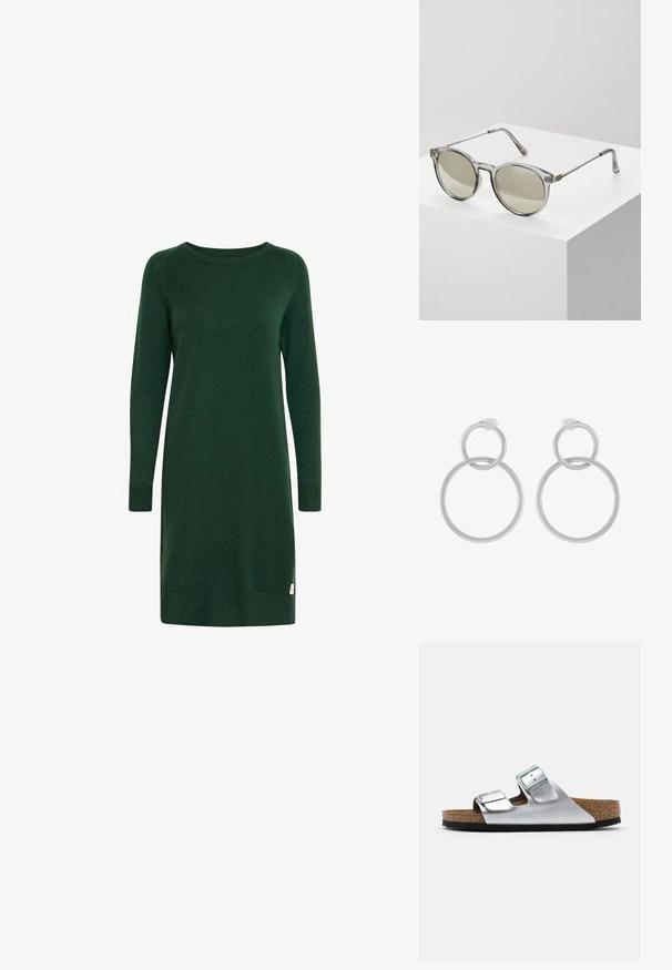 Vestido verde de punto con mangas largas, escote redondo y puños acanalados. Presenta una pequeña etiqueta con el logo cerca del dobladillo.; Sandalia de cuero plateado con dos hebillas ajustables, plantilla de corcho y suela de goma negra texturizada. Diseño de punta abierta con bordes suaves.; Gafas de sol redondas con montura transparente gris y lentes tintados en gris. Detalles metálicos en las varillas y brazos curvados para mayor estabilidad.; Pendientes de metal plateado que presentan dos círculos entrelazados, uno más grande y otro más pequeño, con un acabado cepillado y cierres de presión.