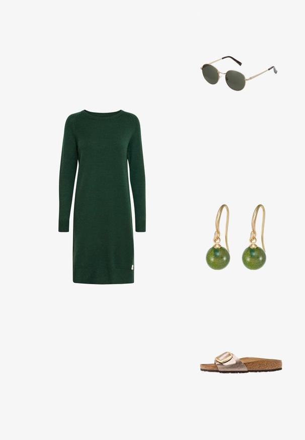 Groene gebreide jurk met lange mouwen, ronde halslijn en geribde manchetten. Voorzien van een klein logo-label nabij de zoom.; Birkenstock MADRID BIG BUCKLE - Sandalen - graceful taupe; Ronde zonnebrillen met metallic gouden monturen en donkergroene lenzen. De armen hebben een schildpadmotief voor extra detail.; Gouden oorbellen met ronde groene stenen kralen, gladde textuur, hangend aan gebogen haken, met een glanzende afwerking.