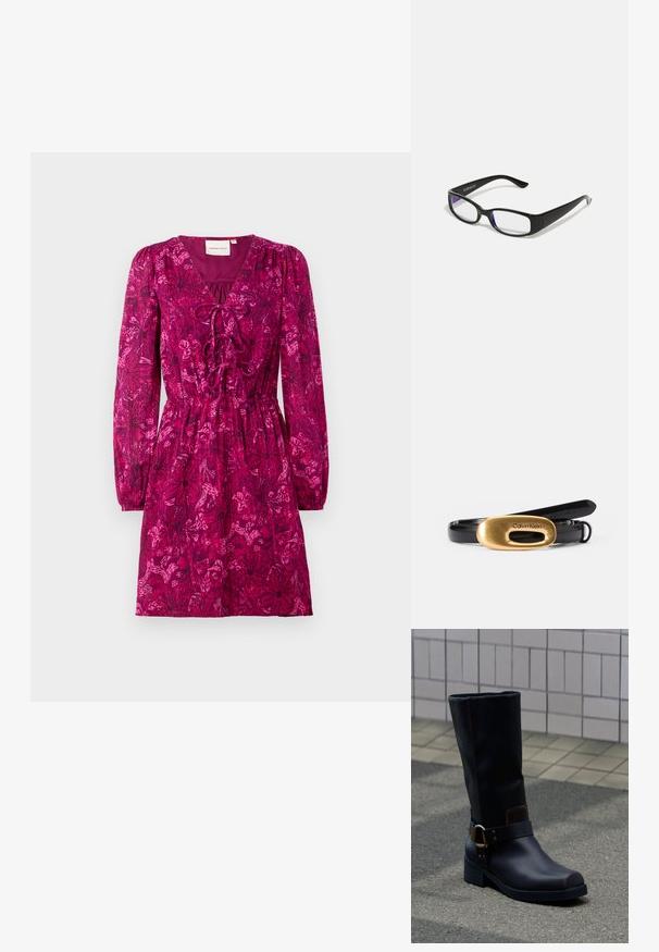 Fuchsia Kleid mit langen, gepufften Ärmeln und tiefem V-Ausschnitt. Mit tailliertem Bund und einem floralen Muster in dunkleren Farbtönen.; Schwarzer Lederstiefel bis zur Mitte der Wade mit niedrigem Absatz und dekorativem Riemen mit Metallschnalle, stehend auf einer grau gepflasterten Oberfläche nahe einer gefliesten Wand.; Schwarze rechteckige Brille mit klaren Gläsern. Glänzende Oberfläche, schmale Bügel und lila Tönung an den Rändern der Gläser sichtbar.; Schwarzer Leder-Gürtel mit glänzender Oberfläche, ausgestattet mit einer goldenen ovalen Schnalle, die mit "Calvin Klein" geprägt ist. Einfaches, modernes Design.