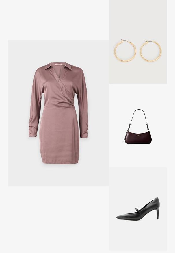 Vestido envolvente de suave satén rosa con mangas largas, un collar y un escote en V, que presenta una cintura ajustada y un dobladillo recto.; Zapato de tacón alto de cuero negro con punta puntiaguda, con tira fina y hebilla sobre el empeine, sobre fondo claro y neutro.; Bolso de mano de cuero burdeos oscuro con una delgada correa negra para el hombro y pequeño logo dorado "cK" en el centro delantero.; Par de pendientes de aro con textura en tono dorado y postes delgados sobre un fondo blanco.