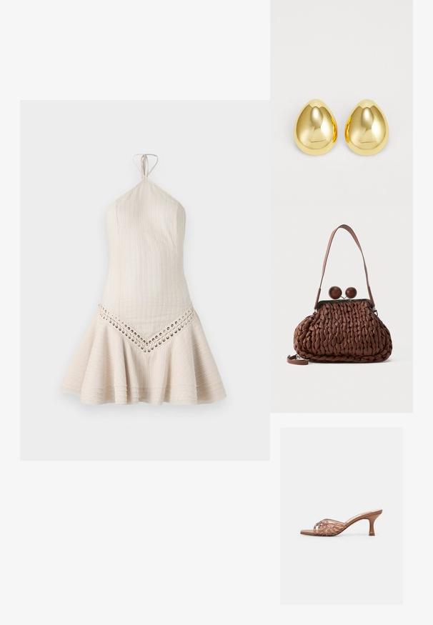 Kort halterneck kjole i lys beige stof med lodret ribbet tekstur og snørredetalje langs kanten. Flareet skørt design.; Brun åben-tå mule sandal med flettede overremme og en mellemhøj, buet hæl på en helt hvid baggrund.; Brun flettet læderhåndtaske med en enkelt strop og to store runde trælukninger på toppen.; Guldfarvede studøreringe med en glat, poleret overflade og dråbeform, der reflekterer lys for en skinnende finish.