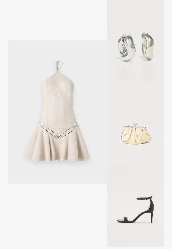 Kort halterneck kjole i lys beige stof med lodret ribbet tekstur og snørredetalje langs kanten. Flareet skørt design.; Sort læder højhælede sandaler med ankelrem. Har en glat tekstur, åben tå og en tynd hæl. Guldtonet spænde detalje.; Plisseret beige læderclutch med en sølvmetalramme, der har to runde dekorative låse og en sølvkædetrasporte.; Sølvskulpturelle øreringe med glatte, buede former og reflekterende overflader. Har et lukket hoop-design og en markant organisk form.