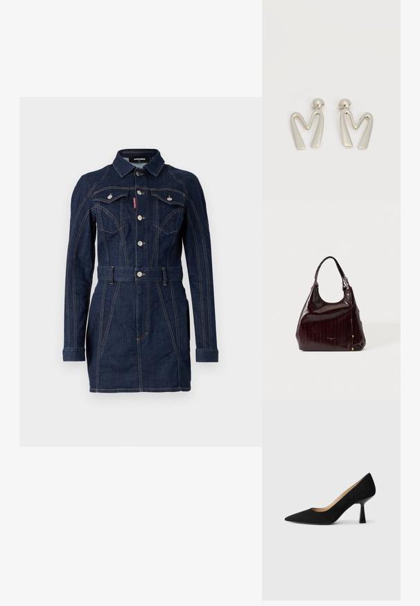 Denim jurk in donkerblauw met een strakke pasvorm, lange mouwen, kraag, voorzakken en een taille met ceintuur. Opvallende contraststiksel details.; Zwarte suède high-heeled pump met een spitse neus, voorzien van een glanzende zwarte blokhak en een gladde binnenvoering.; Donkerbruine glanzende leren handtas met een enkele hengsel en subtiele geperste verticale strepen, afgebeeld tegen een effen lichte achtergrond.; Paar zilverkleurige metalen oorbellen in de vorm van een hoekige letter M met afgeronde stekers op een witte achtergrond.