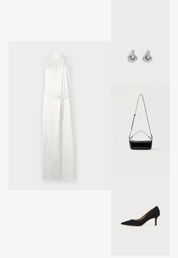Robe maxi blanche sans manches avec encolure haute et fine ceinture métallique nouée lâchement à la taille sur un fond clair.; Escarpin en daim noir à bout pointu avec un talon stiletto fin de hauteur moyenne et un design à coupe basse sur un fond uni.; Sac bandoulière rectangulaire en cuir noir avec bandoulière ajustable, fermeture éclair sur le dessus et petit logo Calvin Klein doré sur le devant.; Paire de petites boucles d'oreilles créoles argentées brillantes avec une base ronde, présentées sur un fond clair uni.