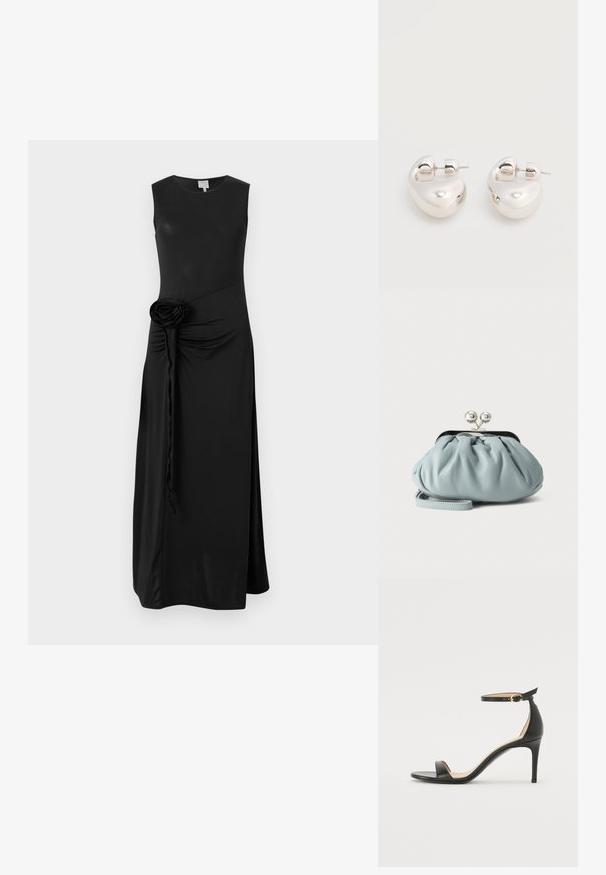 Vestido negro sin mangas hecho de una tela suave, con detalle de fruncido en el costado y un adorno decorativo de roseta de tela en la cintura.; Sándalo de tacón alto de piel negra con tiras en el tobillo. Presenta una textura suave, puntera abierta y un tacón delgado. Detalles de hebilla en tono dorado.; Pequeño monedero de cuero azul claro con cierre metálico plateado tipo kiss-lock y correa corta para la muñeca sobre un fondo liso.; Par de pendientes llamativos de aro grueso plateado brillante con cierre de poste sobre un fondo blanco liso.