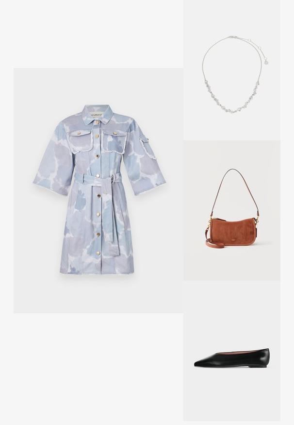 Lichtblauwe denim jurk met een strikceintuur, twee borstzakken en korte mouwen. Versleten randen en een wolkenachtige print overal.; Zwarte leren damesschoen met platte zool, puntige neus en lage hak, zijwaarts afgebeeld tegen een effen lichtgrijze achtergrond.; Bruine suède schoudertas met gouden hardware, korte riem, afneembare langere riem en klein Coach-logo in het midden aan de voorkant.; Zilveren ketting met bloemmotieven, versierd met heldere edelstenen, verfijnde details en een verstelbare sluiting.