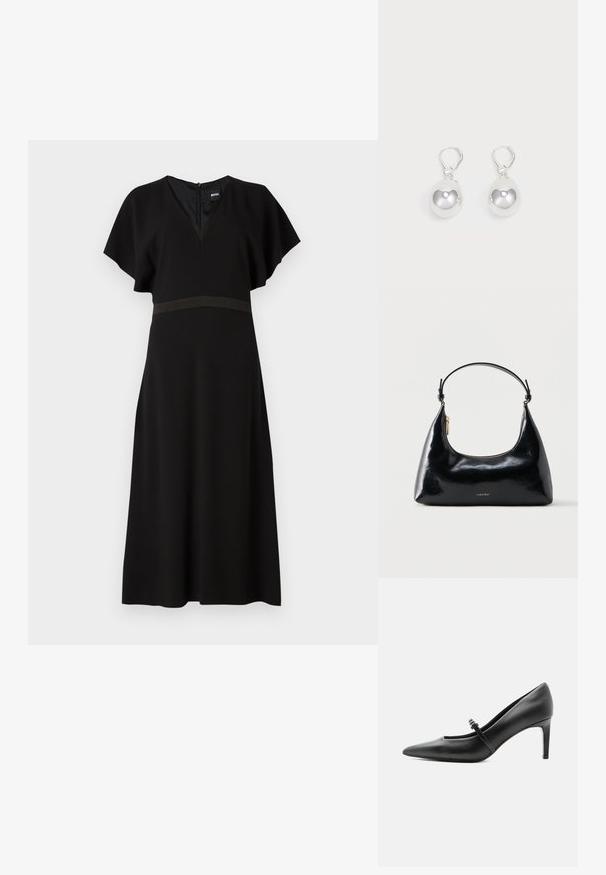 Schwarzes Kleid mit V-Ausschnitt, kurzen, schwingenden Ärmeln und einem kontrastierenden horizontalen Band in der Taille. Aus einem glatten, fließenden Stoff gefertigt.; Schwarzer Leder-Pumps mit spitzer Zehenpartie, dünnem Riemen und Schnalle über dem Spann, stehend auf hellem neutralem Hintergrund.; Schwarze, glänzende Calvin Klein Handtasche mit goldfarbenem Reißverschluss und kurzem Trageriemen vor schlichtem weißem Hintergrund.; Silberne Tropfenohrringe mit glatten, runden, reflektierenden Oberflächen, die an Hakenverschlüssen hängen. Der Hintergrund ist reinweiß.