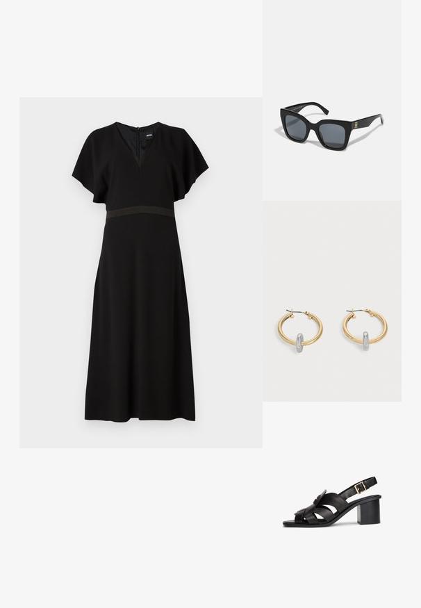 Schwarzes Kleid mit V-Ausschnitt, kurzen, schwingenden Ärmeln und einem kontrastierenden horizontalen Band in der Taille. Aus einem glatten, fließenden Stoff gefertigt.; Schwarze Sandale aus Leder mit offenem Zehenbereich, Blockabsatz, gekreuzten Riemen, Schnallenverschluss am Knöchelriemen und dekorativen Details in Goldoptik.; Schwarze Sonnenbrille mit einer markanten quadratischen Form, ausgestattet mit dunklen Gläsern und einem goldenen Logoakzent an einem Bügel. Hergestellt aus glänzendem Kunststoffmaterial.; Paar goldfarbene Creolen mit kleinem silberfarbenem Schlaufen-Detail an jeder, vor hellem grauem Hintergrund präsentiert.