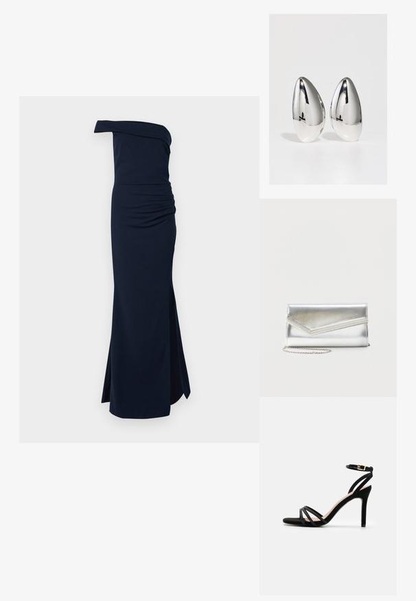 Mørkeblå, ensidig kjole med rynkede detaljer og en sideslids. Lavet af et glat, strækbart stof for en tætsiddende silhuet.; Anna Field by Zalando Sandaler - black; Skinnende sølv clutch taske med kuvertlåg og dekorativ kant, lille sølvkæde, på ensartet lys baggrund.; To dekorative sølvmetalliske stykker i dråbeform med en glat, reflekterende overflade og en kontrasterende mat base.