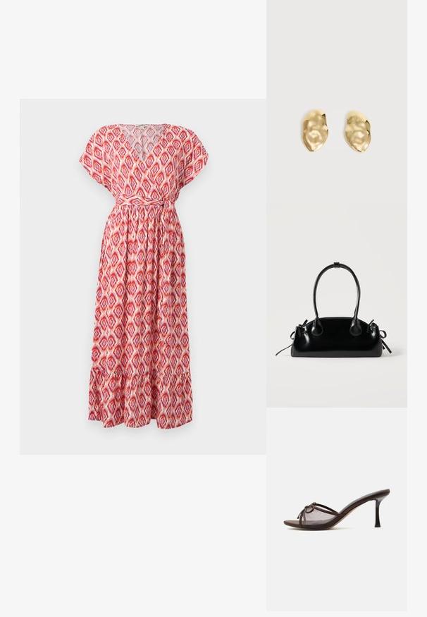 Robe maxi avec décolleté en V, manches courtes et taille cintrée. Fabriquée en tissu léger avec un motif en losanges rouge et rose, et ourlet à volants.; Mule ouverte marron avec talon aiguille de hauteur moyenne, tige en mesh transparent et petit détail de nœud sur le dessus.; Petit sac à main noir brillant avec deux longues anses et des détails à cordon sur les côtés sur un fond clair uni.; Paire de boucles d'oreilles en métal doré brillant, de forme irrégulière, avec une surface froissée et lisse sur un fond clair uni.