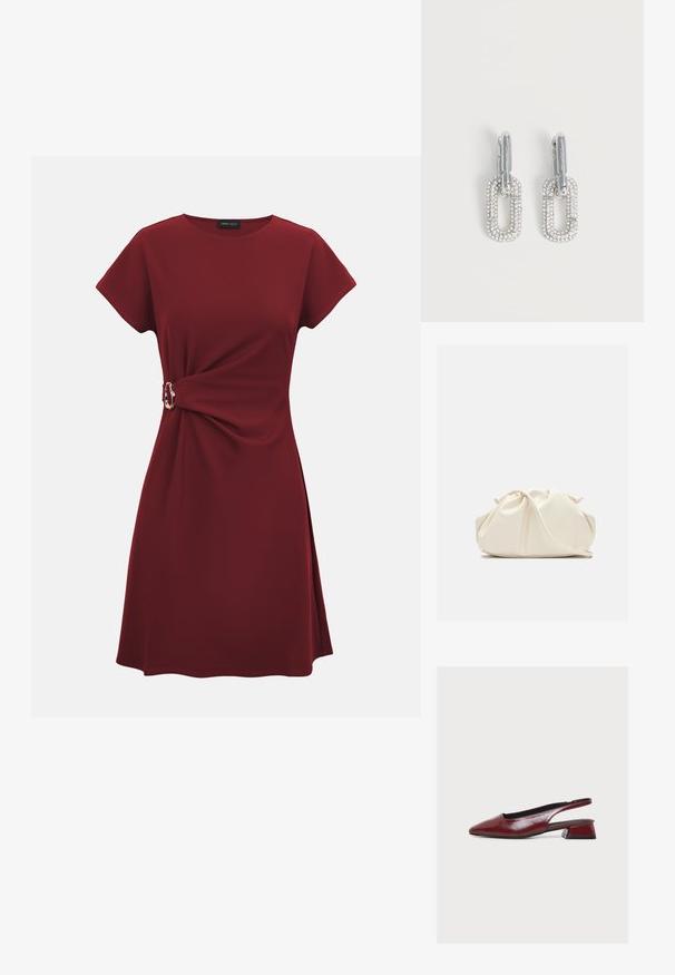 Robe rouge foncé à manches courtes avec encolure arrondie et détail de boucle latérale créant un effet froncé à la taille.; Chaussure slingback en cuir bordeaux à bout pointu et petit talon bloc, présentée de profil sur fond blanc.; Pochette en cuir souple couleur crème avec un design froncé et une fine bandoulière reposant à l’avant sur un fond uni.; Boucles d’oreilles pendantes ton argent avec un design rectangulaire lié couvert de petits cristaux scintillants sur fond blanc.