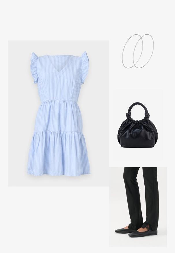Robe rayée bleu clair avec un col en V, des manches courtes à volants, une taille cintrée et une jupe à volants. Fabriquée dans un tissu doux et léger.; Jambes vêtues d’un pantalon slim noir avec des fentes à l’avant de l’ourlet, assorties à des chaussures plates Mary Jane noires avec une petite bride à boucle.; Sac à main en cuir noir souple avec le dessus froncé et deux grosses poignées nouées sur un fond uni clair.; Boucles d'oreilles en argent au design minimaliste. Forme circulaire, texture lisse et profil fin. Légères avec une finition polie.