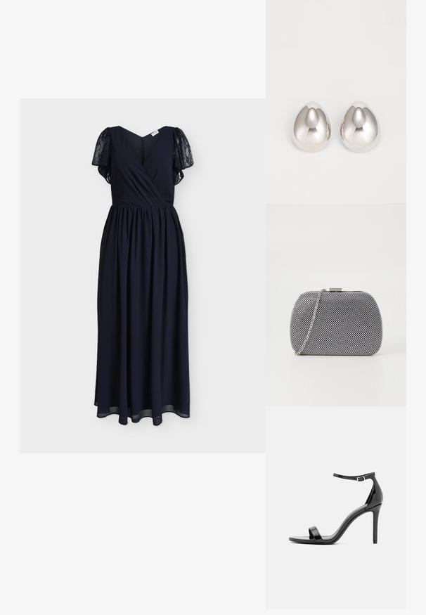 Longue robe noire avec manches courtes en dentelle, corsage croisé en V et taille froncée sur un fond uni.; Sandale à talons hauts en cuir verni noir avec une fine bride de cheville, à bout ouvert, au design minimaliste et à la finition lisse et brillante.; Pochette texturée noir et blanc de forme arrondie, avec une chaîne en métal argenté et un fermoir en métal en haut.; Boucles d'oreilles en métal argenté avec un design lisse et arrondi ressemblant à la forme d'une goutte d'eau, présentant une surface réfléchissante et une finition sans couture.