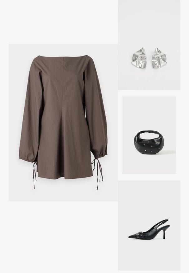 Haut marron, décolleté asymétrique en tissu texturé, avec des manches longues à cordons de serrage et une coupe ample et décontractée.; Escarpin slingback à talon haut en cuir noir avec bout pointu, boucle et détail de bride œillet à l'avant.; Sac à main en cuir noir de forme arrondie, décoré de clous argentés et équipé d'une poignée courte. Texture lisse et fermeture éclair.; Boucles d'oreilles en métal argenté avec un design ondulé et sculptural, présentant une finition polie et des formes irrégulières, mettant en valeur une esthétique contemporaine.