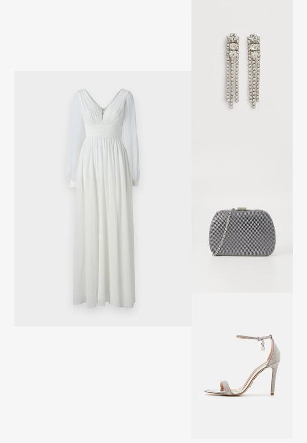 Vestido largo blanco con escote en V, cuerpo ajustado y falda fluida. Presenta largas mangas transparentes y un cierre en la parte posterior. Textura suave.; Steve Madden TECY-R - Sandalias de tacón - silver-coloured; Bolso de mano texturizado en blanco y negro con forma redondeada, correa de cadena plateada y un cierre de metal en la parte superior.; Pendientes colgantes de tono plateado con tres grandes cristales cuadrados en la parte superior y tres hebras de cristales redondos más pequeños colgando debajo.
