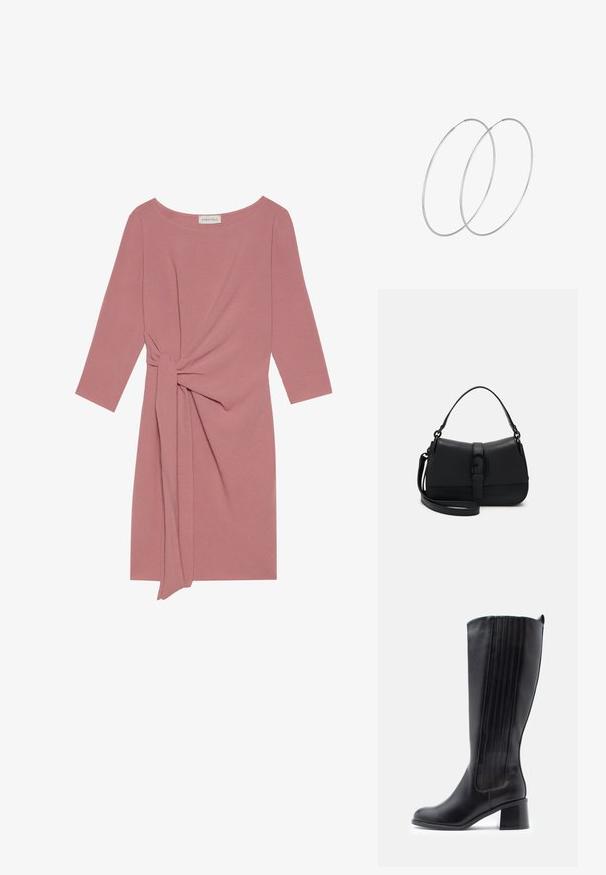 Vestido rosa de longitud a la rodilla con mangas tres cuartos, un detalle anudado en la cintura y una tela suave y texturizada. Escote redondo, diseño sencillo.; Botas negras hasta la rodilla, hechas de cuero suave, con costuras verticales y un tacón cuadrado, con punta redonda y un diseño limpio.; Bolso de mano de cuero negro con una forma estructurada, asa superior y correa de hombro desmontable. Cuenta con un cierre de hebilla y textura suave.; Pendientes de aro plateados con un diseño minimalista. Forma circular, textura suave y perfil delgado. Livianos con un acabado pulido.