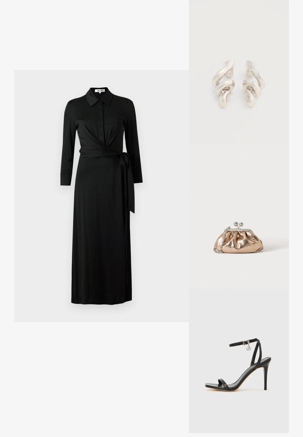 Vestido negro ajustado de tela suave, con cuello, botones en el frente, mangas largas, correa en la cintura y falda larga.; Sandalia de tacón alto negra con una estrecha correa en el tobillo, punta cuadrada, material de cuero liso y detalle de hebilla metálica.; Pequeño bolso clutch metálico dorado con cierre plateado y cadena en un fondo claro y liso.; Pendientes de clip de metal plateado retorcido con un acabado liso y brillante, que presentan un diseño moderno y abstracto en espiral.