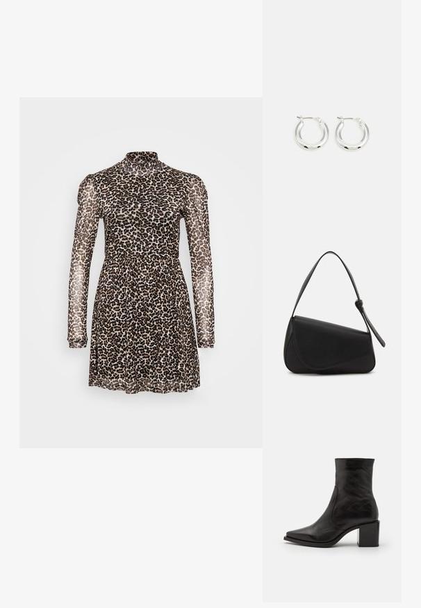 Jurk met panterprint, hoge kraag, lange doorschijnende mouwen, elastische taille en uitlopende rok. Gemaakt van lichte, doorzichtige stof.; Zwarte leren enkellaars met een vierkante neus en blokhak. Het ontwerp heeft een gladde textuur en minimale stikdetails.; Zwart leren handtas met een driehoekige vorm, schuine klep en een ronde handgreep. Heeft een gladde textuur en minimalistische ontwerpelementen.; Zilveren oorbellen in de vorm van een ring met een gepolijste afwerking, met een cirkelvorm en een scharnierende postsluiting. Glad oppervlak met minimale details.