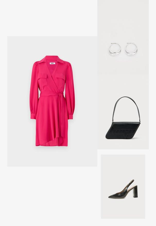 Roze wikkeljurk met lange mouwen, twee borstzakken en een strikceintuur. Gemaakt van soepele stof met een v-hals en een vloeiende rok.; Zwarte leren dames slingbackpumps met spitse neus en dikke hoge blokhak op witte achtergrond.; Zwarte leren schoudertas met een driehoekige vorm, geperst logo en een enkele verstelbare riem. Minimalistisch ontwerp met een gladde textuur.; Zilveren creolen met een gepolijste afwerking en DKNY-branding, weergegeven tegen een effen witte achtergrond.