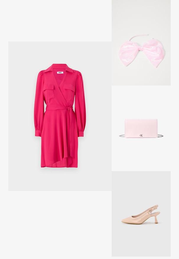 Roze wikkeljurk met lange mouwen, twee borstzakken en een strikceintuur. Gemaakt van soepele stof met een v-hals en een vloeiende rok.; Beige lakleren slingback pumps met hoge hak, puntige neus en elastische band met merkschrift, afgewerkt met een strik bij de hiel.; Roze, glanzige haaraccessoire in de vorm van een grote strik, met een gladde textuur en een dunne band om het op zijn plaats te bevestigen.; Lichtroze rechthoekige leren clutch met zilveren kettingband en klein zilveren CK-logo aan de voorkant in het midden.