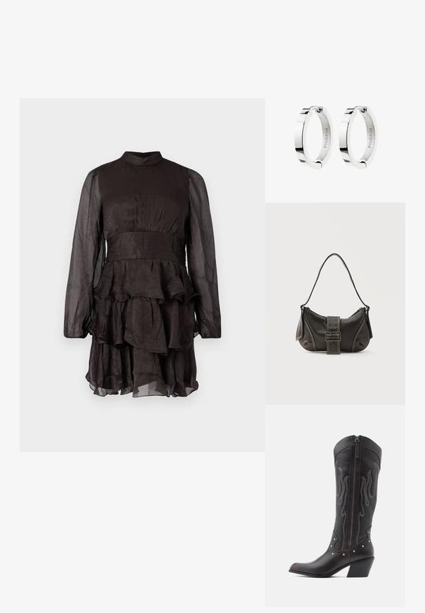 Zwart doorschijnend lange mouwen jurk met hoge halslijn, geplooide taille en gelaagde ruches rok tegen een eenvoudige witte achtergrond.; Bruine leren cowboylaarzen met vlamstiksels, zijrits, zilveren studs, spits toelopende neus en gestapelde hak.; Zwarte leren schoudertas met gespsluiting aan de riem, afgeronde hoeken en contrasterende witte stiksels op een effen achtergrond.; Een paar gepolijste zilveren oorringen met scharnier sluiting, aan de binnenkant gegraveerd met de merknaam "PILGRIM".