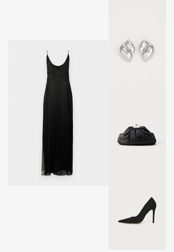 Schwarzes Satin-Nachtkleid mit dünnen Trägern, tiefem V-Ausschnitt und einer bodenlangen A-Linien-Silhouette. Besitzt ein gepunktetes Texturmuster und einen vorderen Schlitz.; Schwarzer High-Heel Stiletto-Pumps mit spitzer Kappe und glatter Oberfläche, seitlich auf hellem, einfachem Hintergrund gezeigt.; Schwarze Leder-Clutch mit geraffter Textur, Metallverschluss und dezentem, auf der Vorderseite geprägtem Logo. Abgerundete Form.; Silberne Ohrringe mit einer organischen, abstrakten Form. Glatte, glänzende Oberfläche mit einem konischen Design. Mit dezenten Kurven und einem zentralen Linienelement.