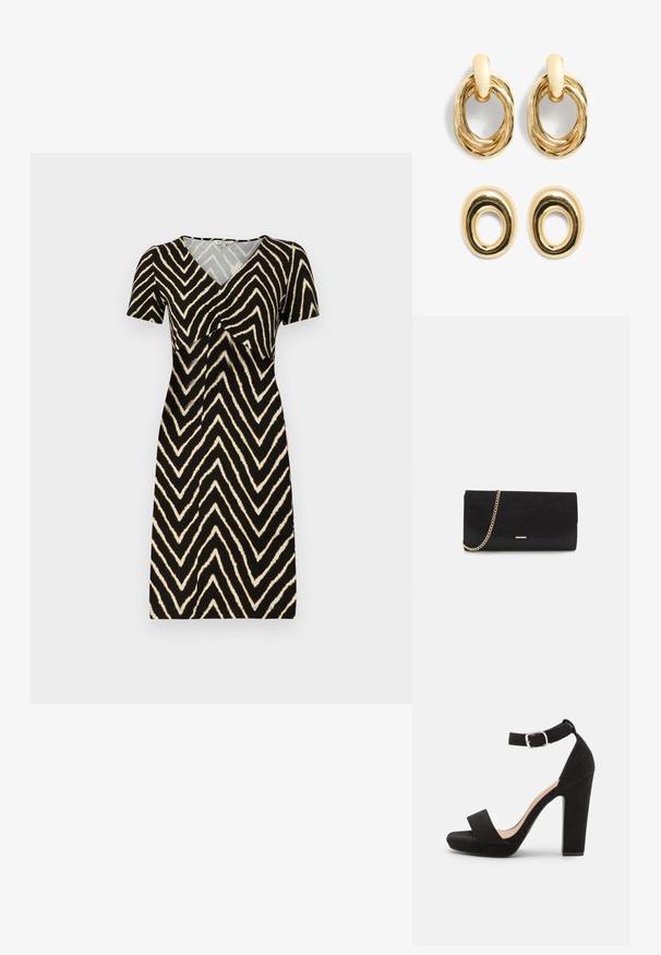 Kortebloemige jurk in zwart met een crèmekleurig zigzagpatroon, met een V-hals en plooidetail bij de buste, gemaakt van zachte stof.; Anna Field Sandalen - black; Zwarte clutch tas gemaakt van suede met een textuurafwerking, voorzien van een gouden schouderband en een strakke, hoekige vorm.; Gouden metalen oorbellen met gedraaide ovale ontwerpen. Het bovenste paar heeft een gestructureerde lus; het onderste paar is glad en heeft een cirkelvormige uitsparing.