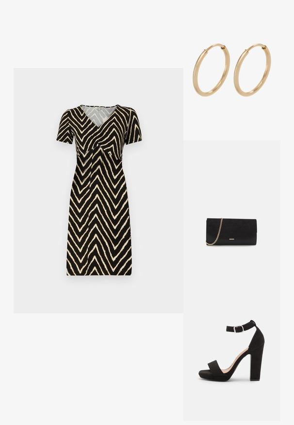 Kurzärmliges Kleid in Schwarz mit einem cremefarbenen Zickzackmuster, das über einen V-Ausschnitt und Raffung am Bust kombiniert ist, aus weichem Stoff gefertigt.; Anna Field Riemensandalette - black; Schwarze Clutch aus Wildleder mit strukturierter Oberfläche, ausgestattet mit einem goldenen Kettenriemen und einem eleganten, kantigen Design.; Goldene Creolen mit einer glatten, polierten Oberfläche. Abgerundete Form, mittlere Größe, ausgestattet mit einem sicheren Verschlussmechanismus.