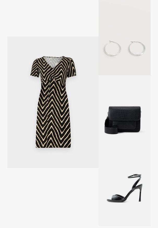 Vestido de manga corta en negro con un patrón de zigzag en crema, con escote en V y detalle fruncido en el busto, hecho de un tejido suave.; Sandalia negra de tacón alto con puntera abierta, tacón de aguja delgado y correa en el tobillo con hebilla sobre fondo blanco.; Bolso de mano negro con estampado de cocodrilo, cierre de solapa, correa ajustable, forma rectangular y superficie texturizada. Diseño minimalista.; Pendientes de aro de metal plateado con superficie lisa y ligeramente curvada y cierre de tipo mosquetón sobre un fondo blanco liso.