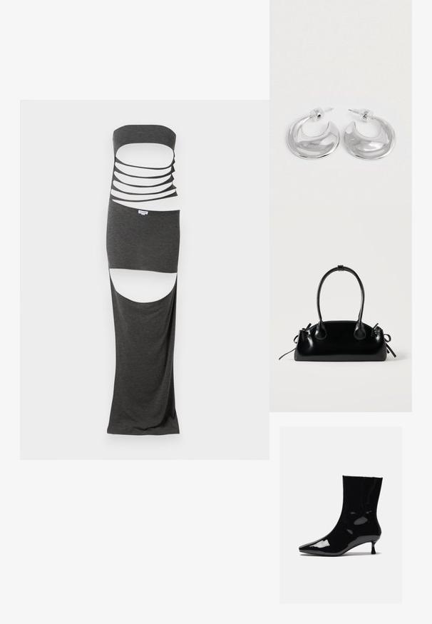 Maxi kjole i mørkegråt stof med et strapless design, der har flere horisontale udskæringer og sideslids. Glat tekstur.; Sorte patent ankelstøvle med spidst tå, tætsiddende form og en lille, slank hæl. Glat tekstur og højglansfinish.; Lille sort blank håndtaske med to lange håndtag og snøre-detaljer i siden på en ensfarvet lys baggrund.; Et par polerede sølv halvmåneformede hoop øreringe med klare plastikbagsider på en hvid overflade.